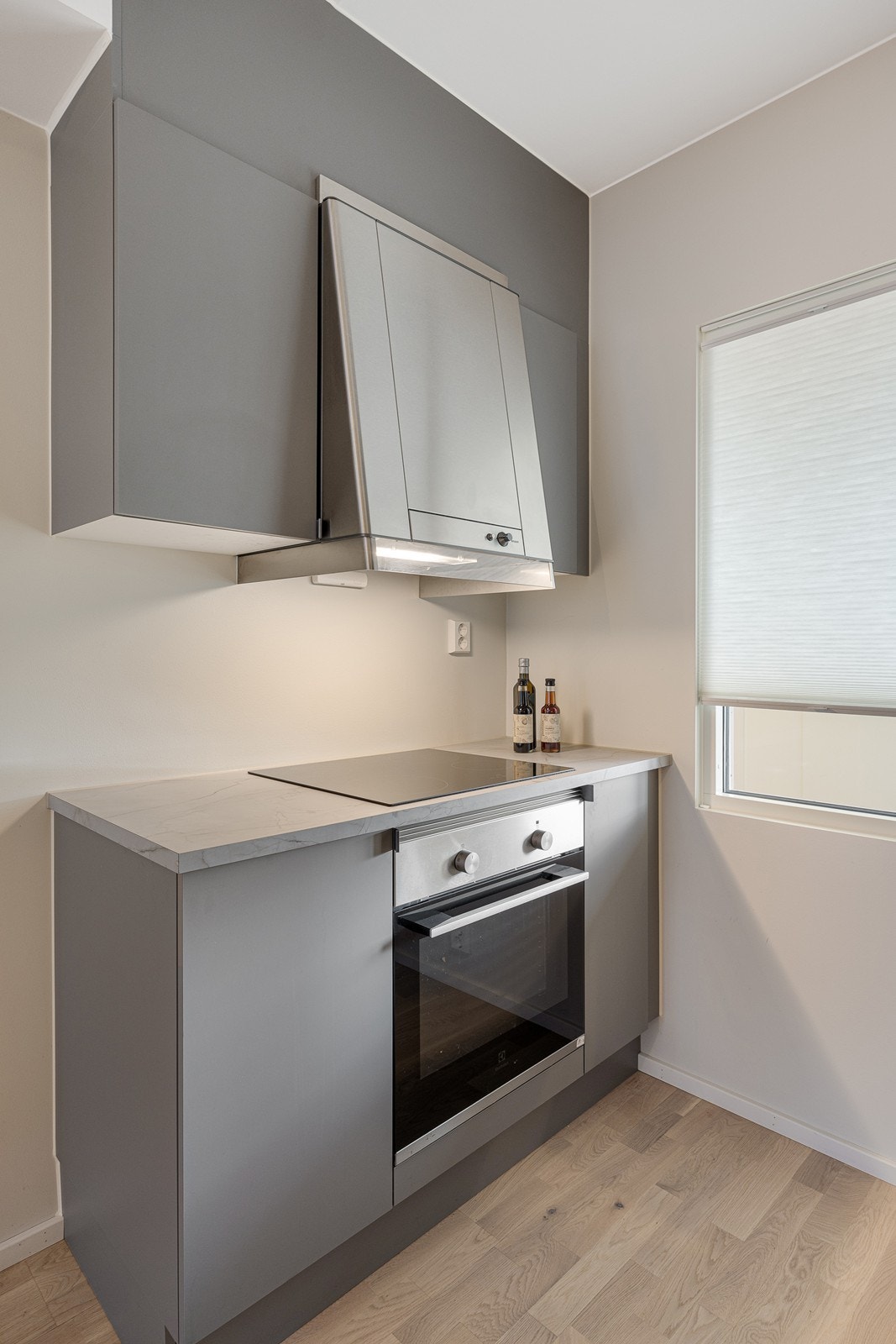 Over induksjon koketoppen er det ventilator med stålhette. Galleribilde