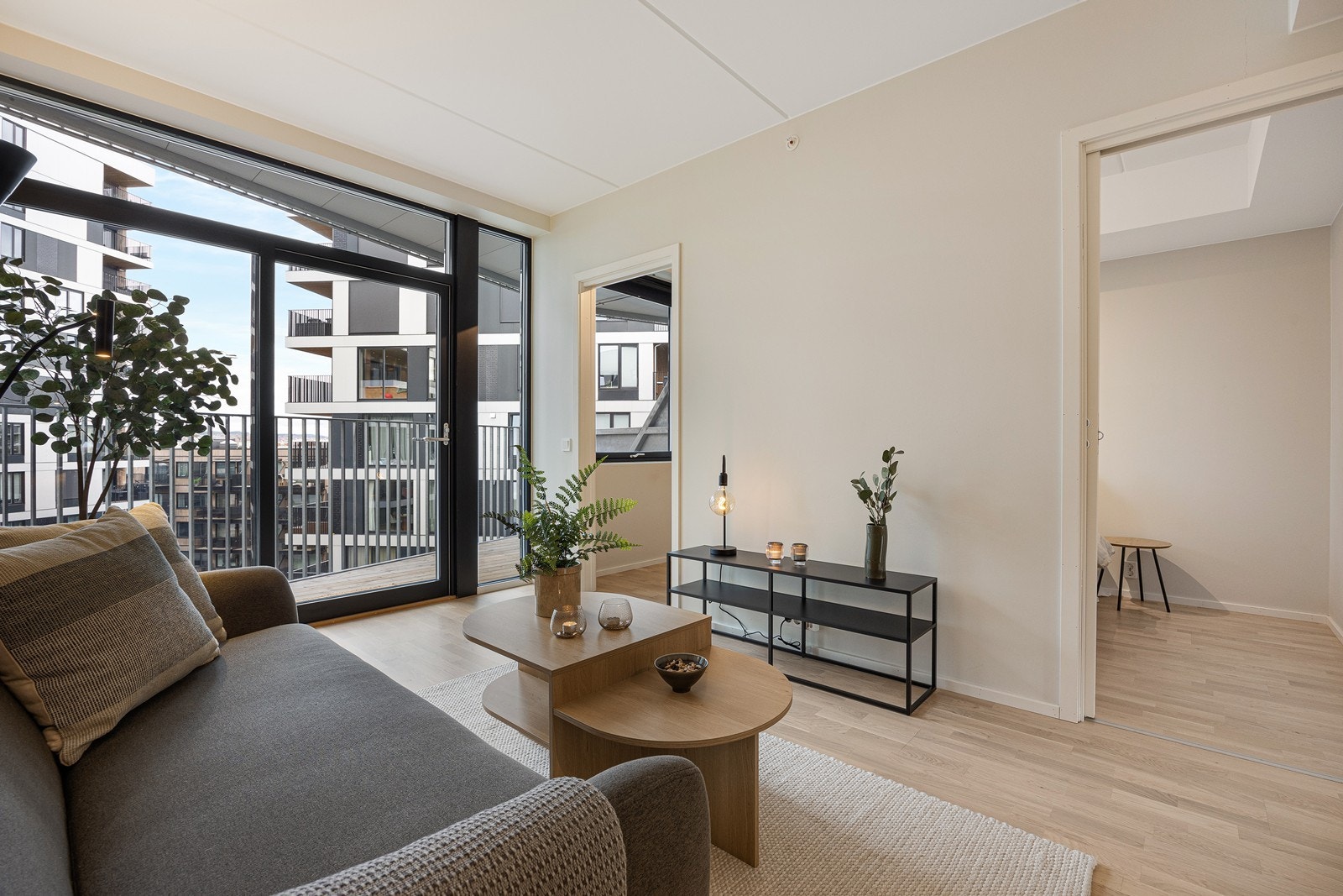 Inne i stuen er det lyst og trivelig med rikelig lysinnslpp via vinduer fra gulv til tak. Galleribilde