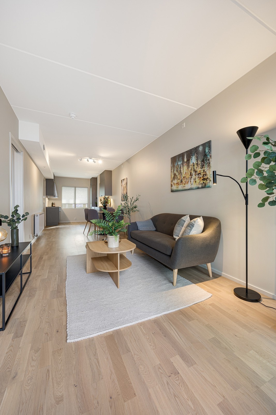 Leiligheten har lys trestavs parkett på gulv. Galleribilde