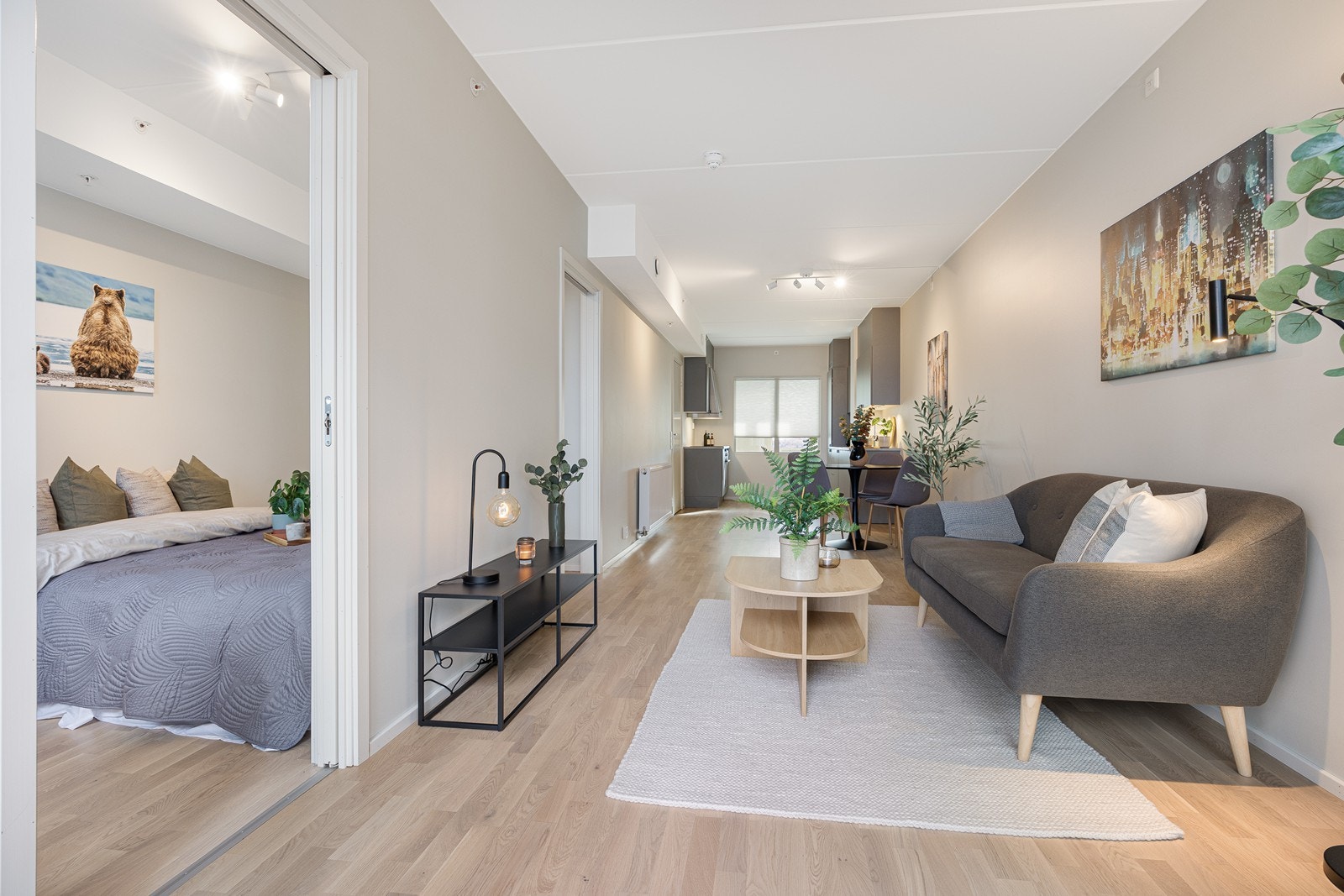 Det er åpen løsning mellom stue og kjøkkken, samt adkomst inn til soveromvia to praktiske skyvedører. Galleribilde