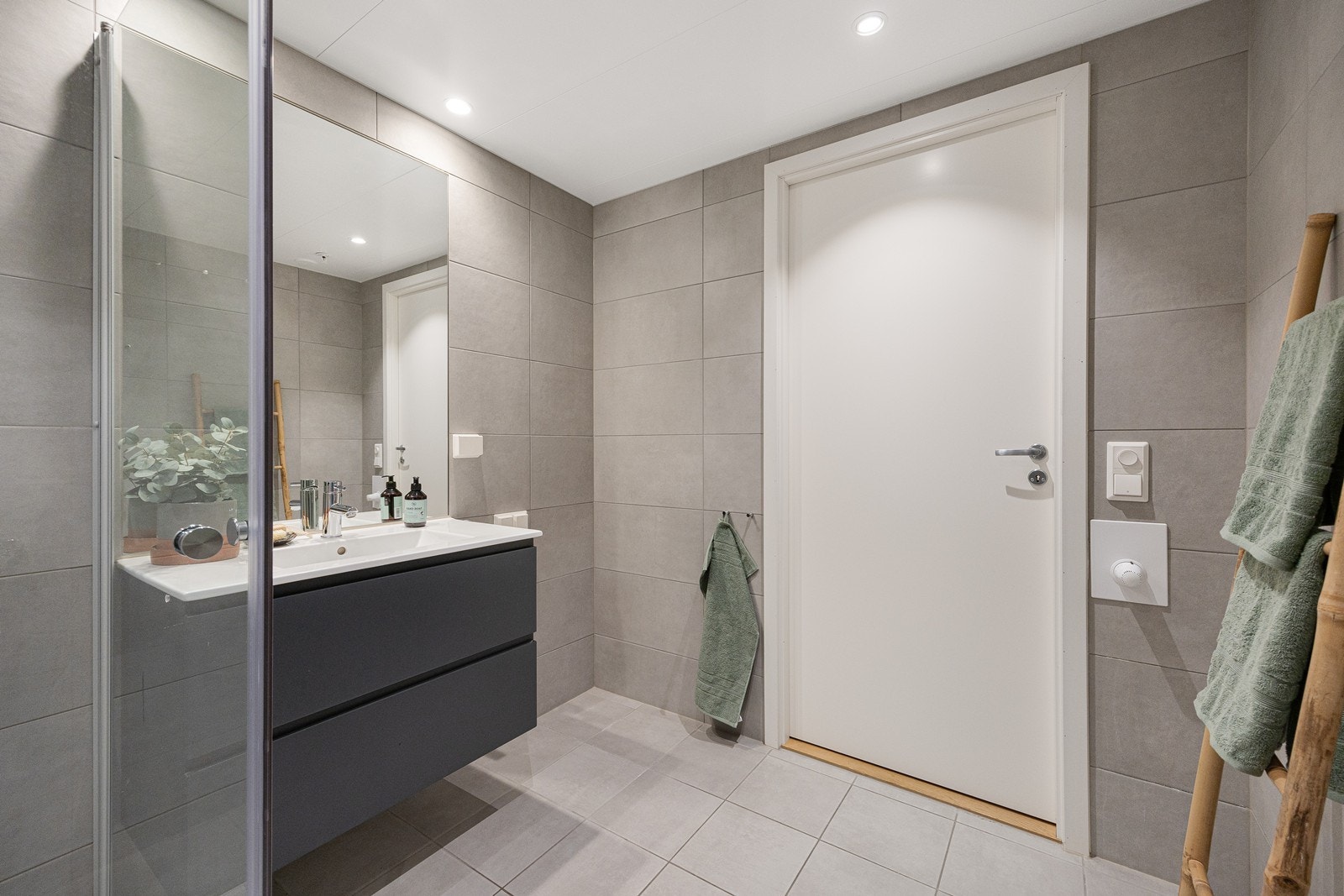 Vannbåren varme i gulvet og downlights i taket skaper en behagelig stemning. Galleribilde