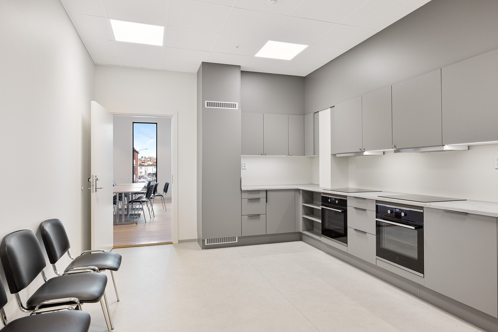 Alt er praktisk tilrettelagt for å kunne tilberede at etter alle mesterkunster i selskapslokalet som kan leies. Galleribilde