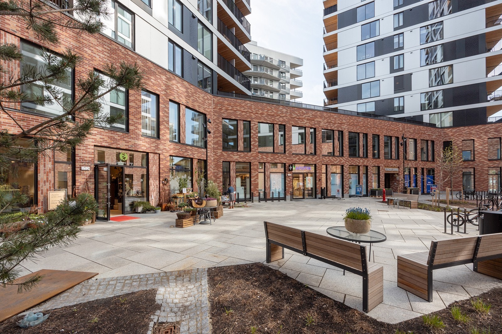 I meierikvartalet ligger det også apotek, i tillegg er det koselige benker hvor en kan slå seg ned i finvær. Galleribilde