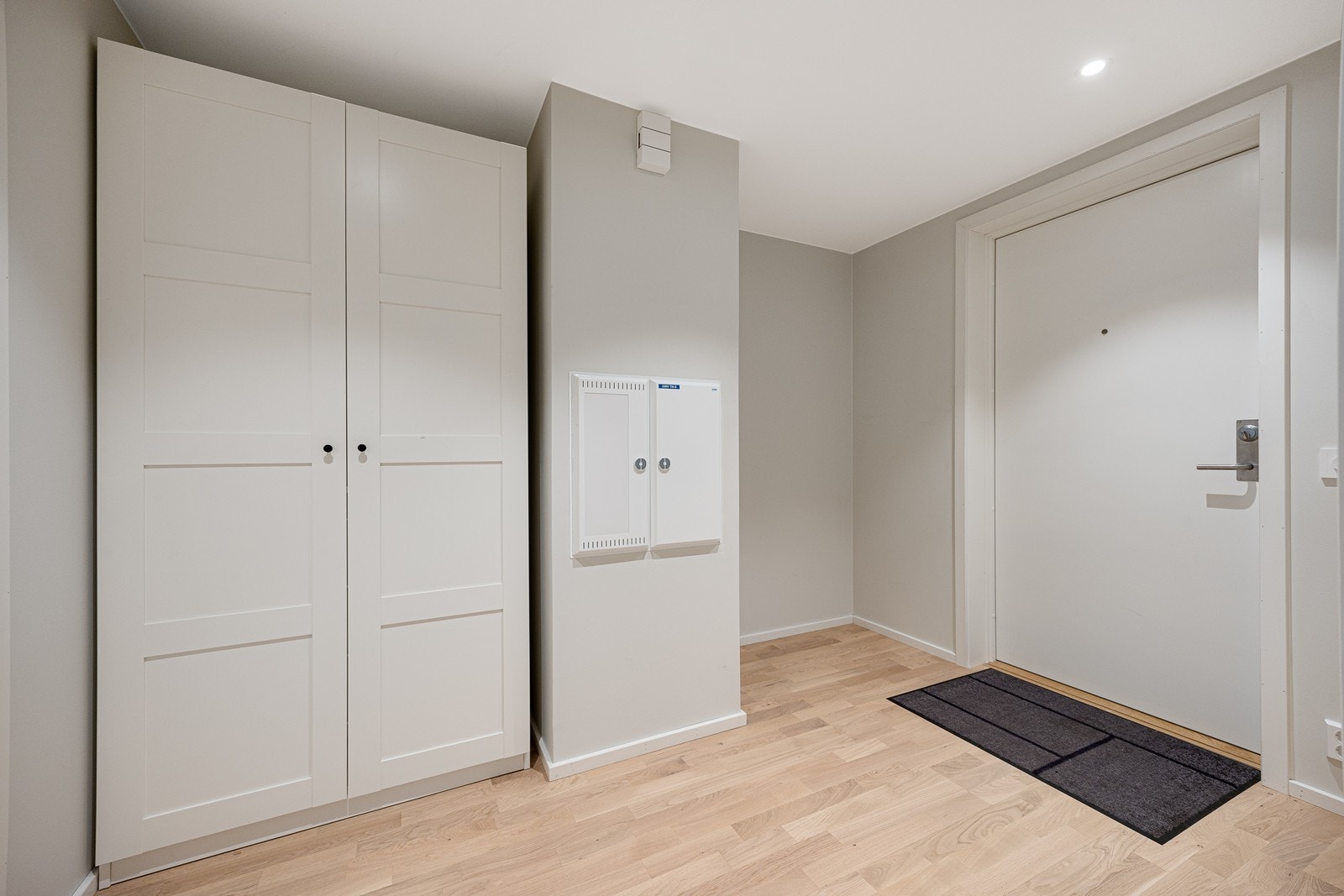 I entreen er det downlightsbelysning i taket. Galleribilde