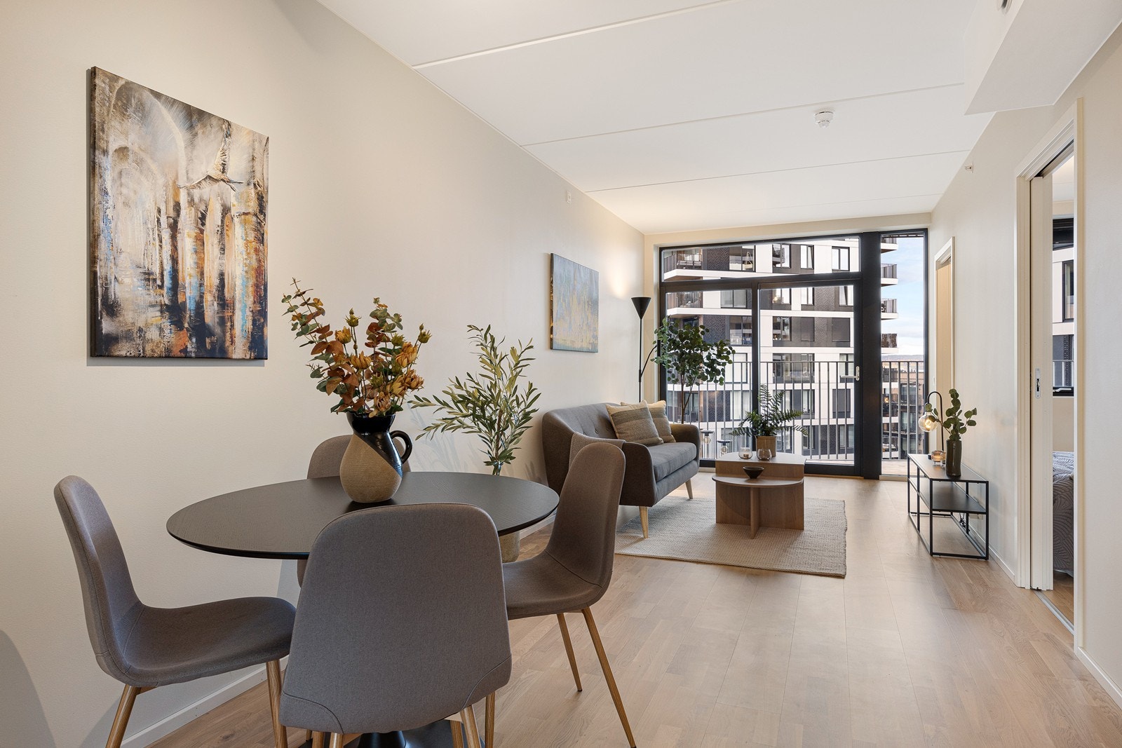 I stuen er det god plass til både sofagruppe og spisebord. Galleribilde