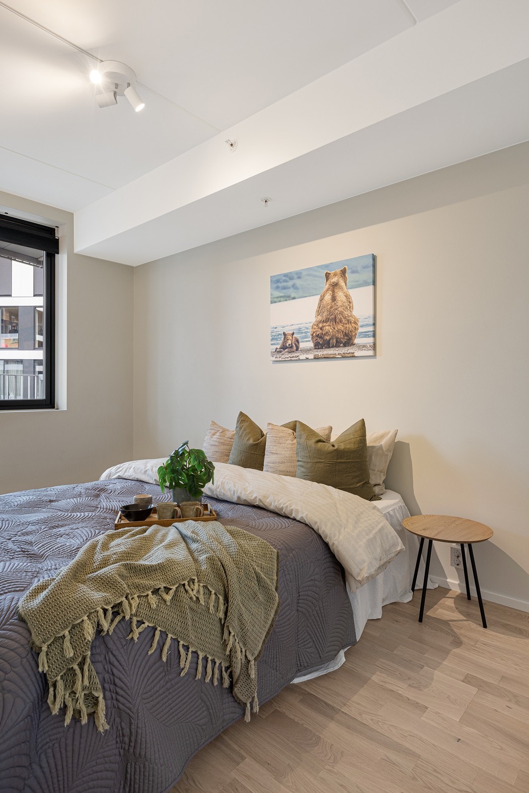 Rommet har plass til dobbeltseng og garderobeløsning. Galleribilde