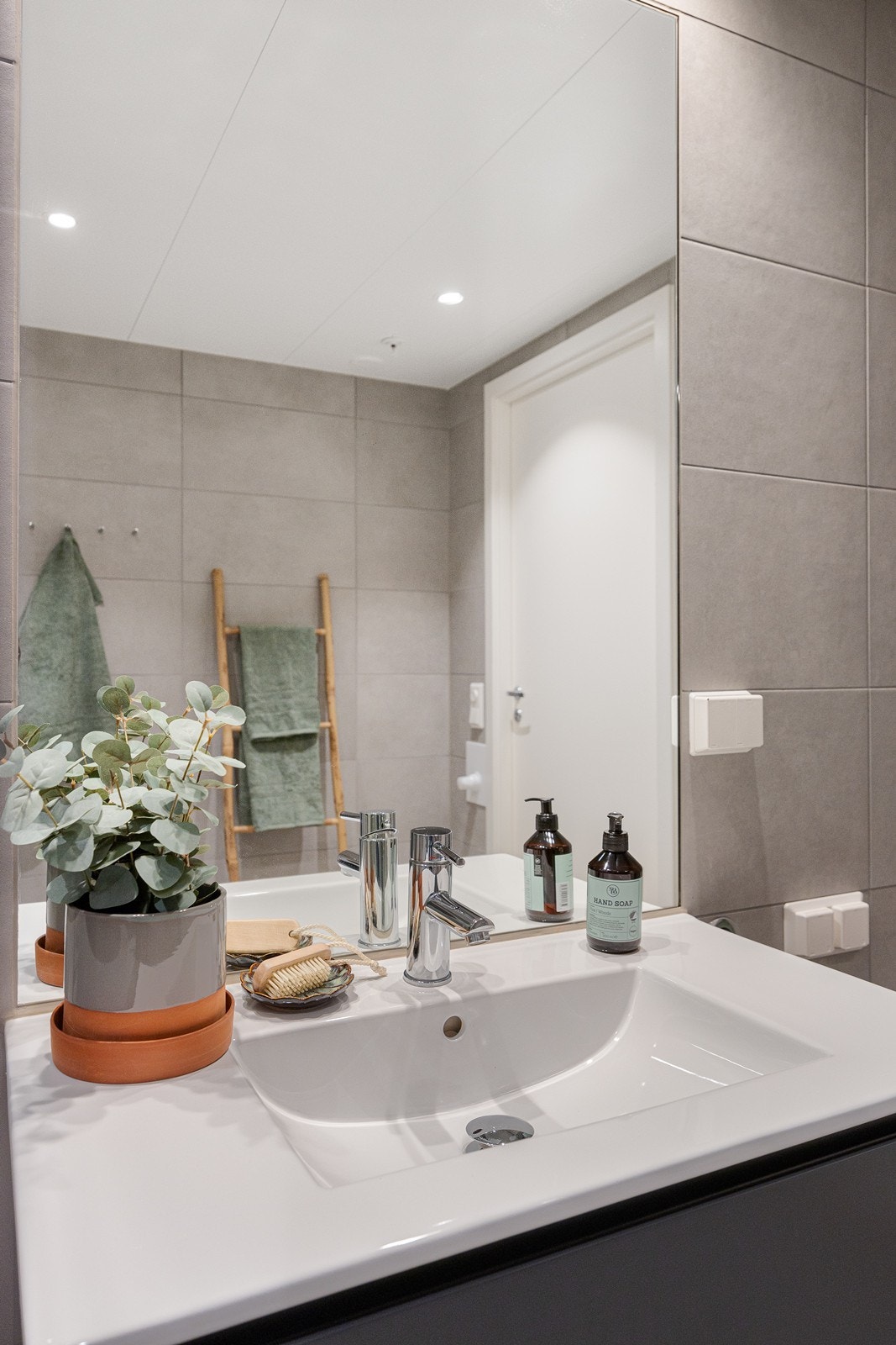 Til høyre for servantinnredningen er det plass til vaskemaskin og tørketrommel i vaskesøyle. Galleribilde