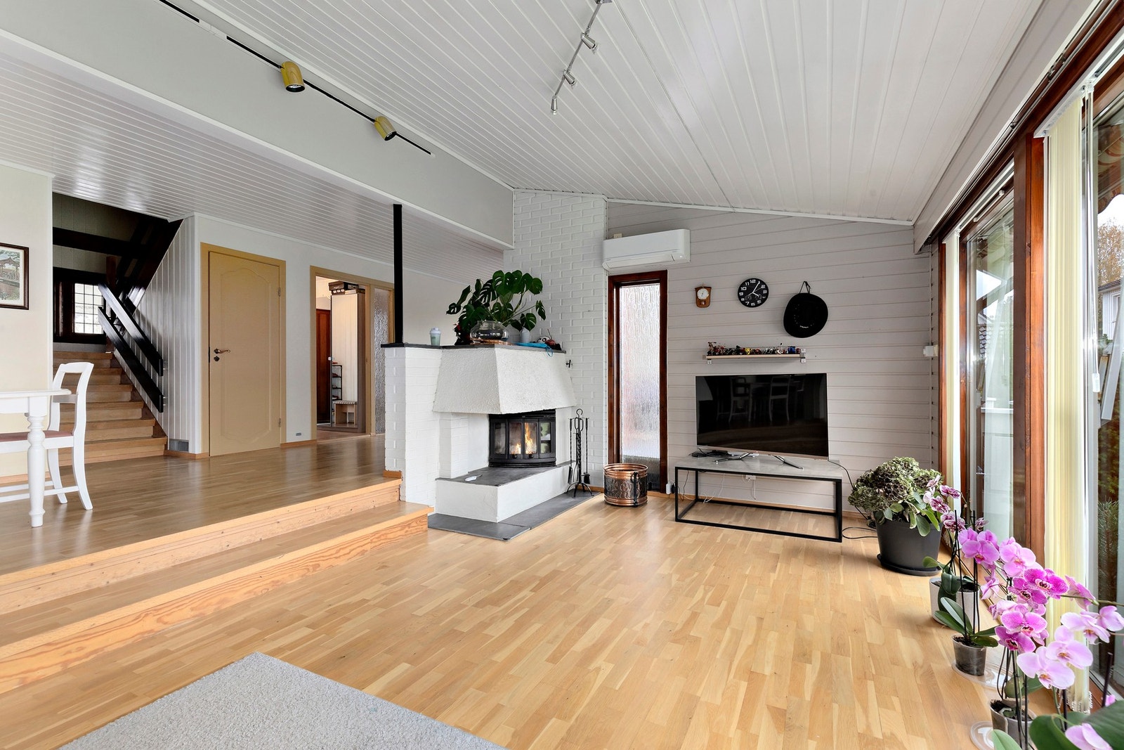 Boligen varmes opp med varmepumpe og vedfyring. Galleribilde