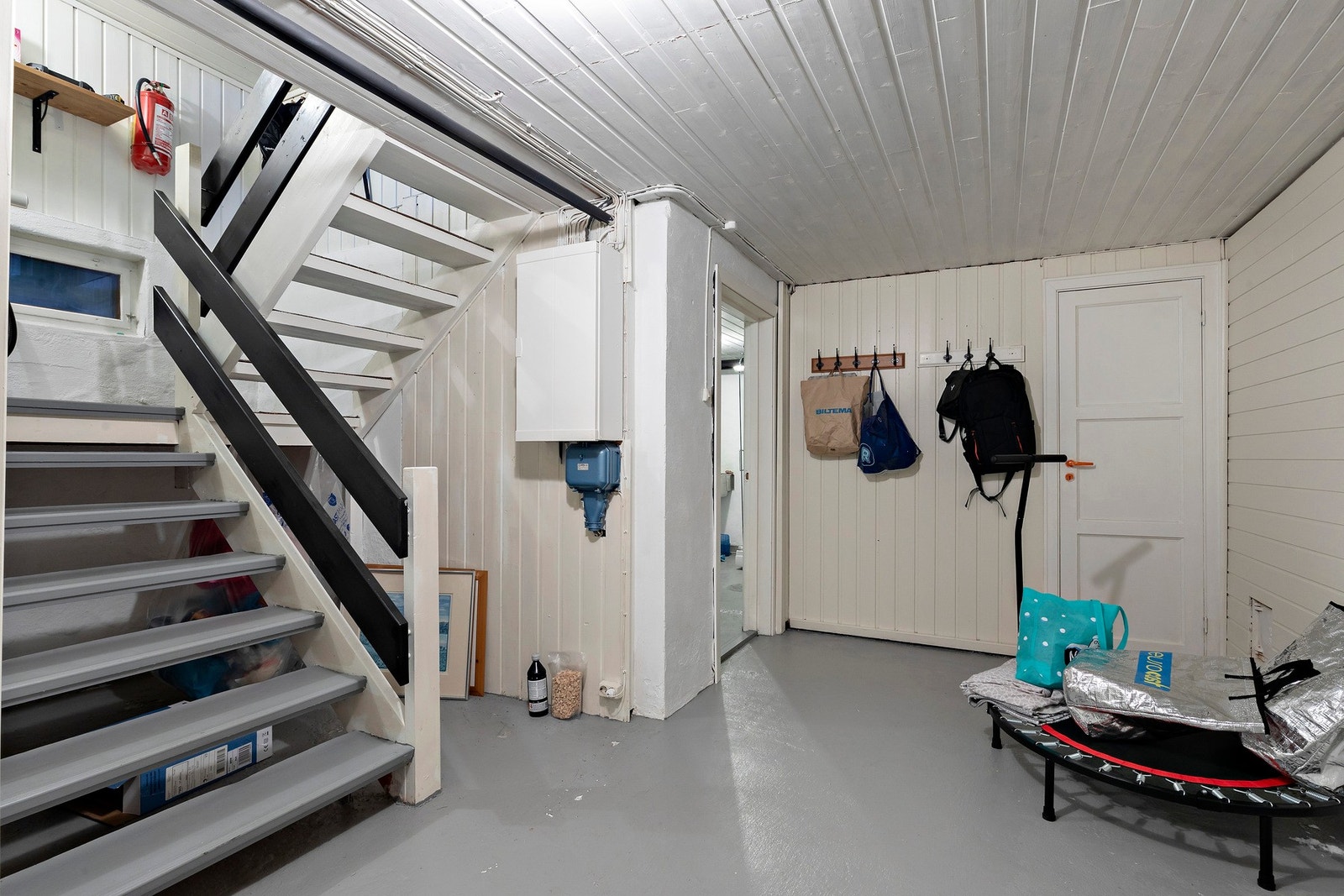 I kjelleren har man 3 boder, vaskerom og grovkjeller. Galleribilde