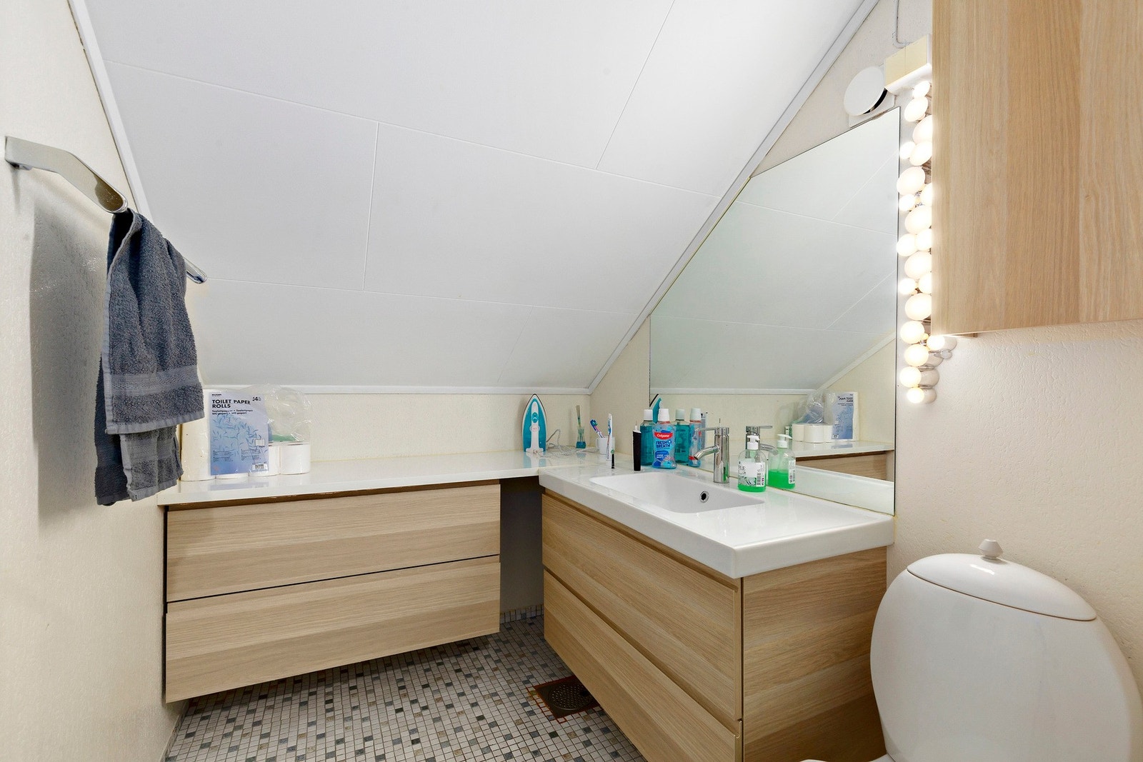 Praktisk toalettrom med servant i 2. etasje Galleribilde