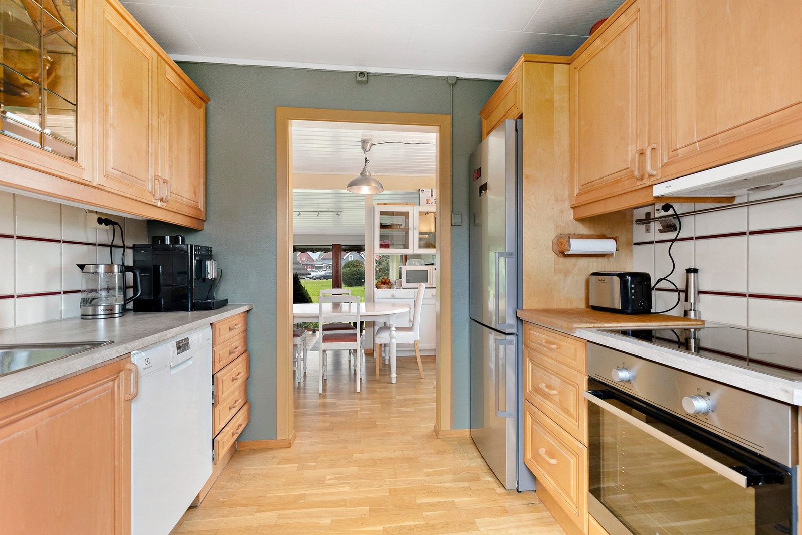 Kjøkkenet er delvis adskilt fra stuen. Galleribilde