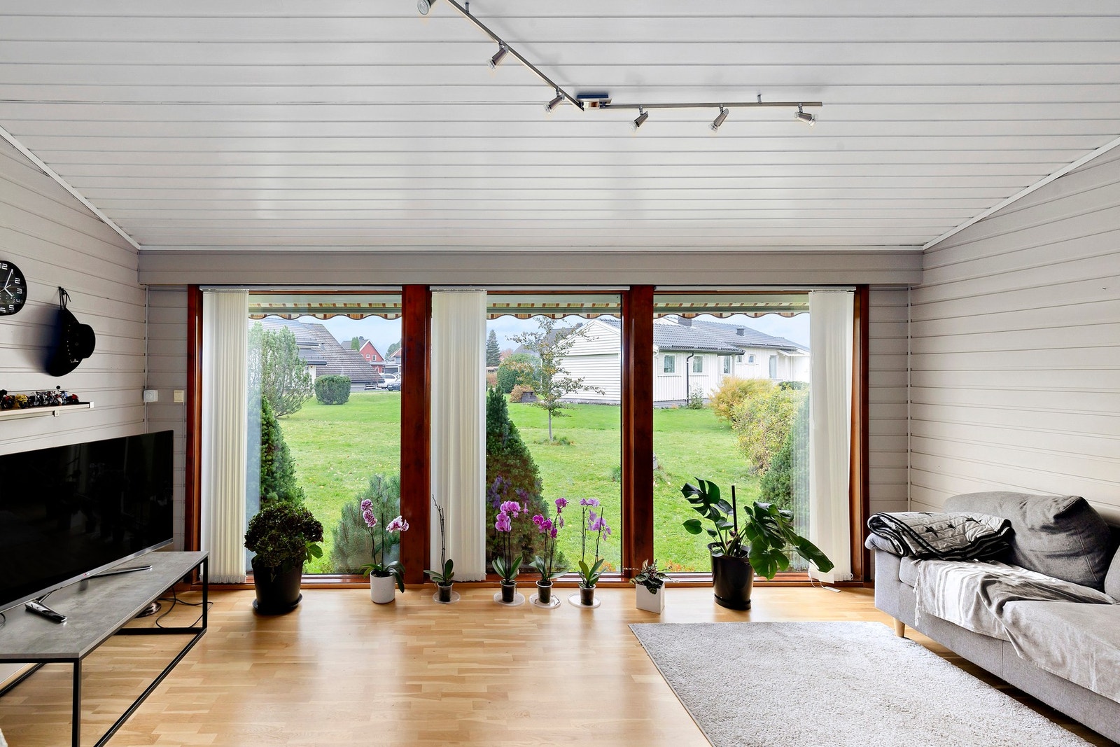 Stuen har store vindusoverflater som gir godt med naturlig lysinnslipp Galleribilde