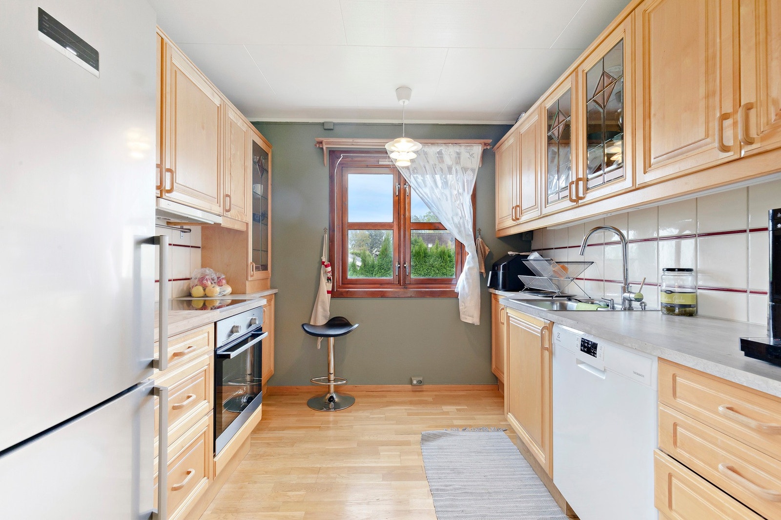 Kjøkkenet har godt med skap- og benkeplass Galleribilde