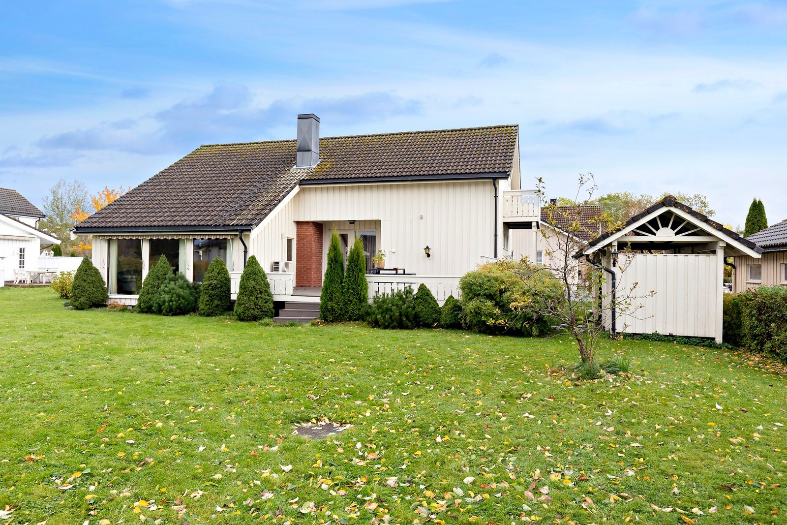 Stor og lettstelt hage. Galleribilde