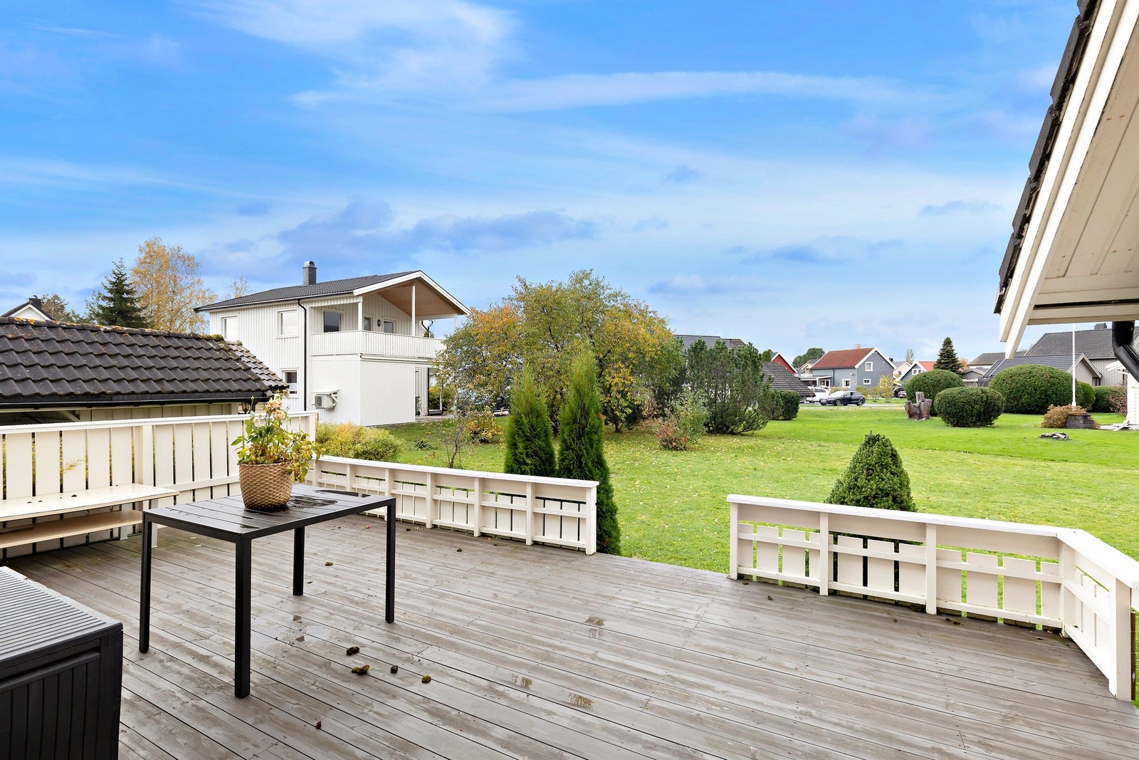 Her har man god plass til div. utemøbler. Galleribilde