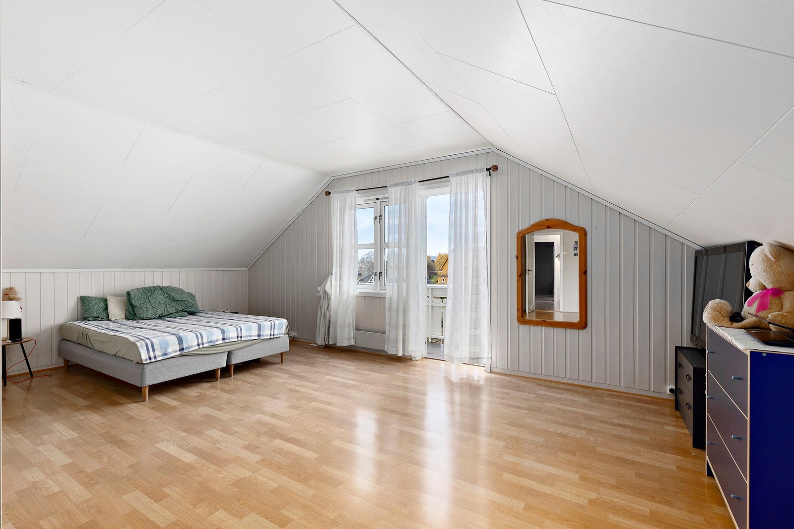 Her har man meget god plass og utgang til balkong. Galleribilde