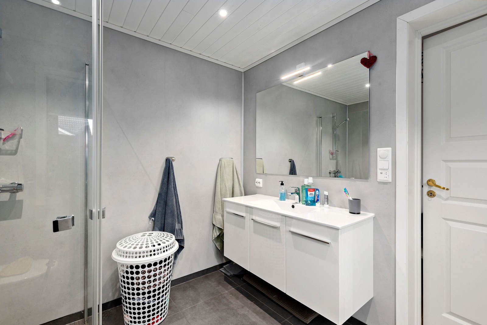 Badet har fliser på gulv med varme og baderomsplater på vegg. Galleribilde