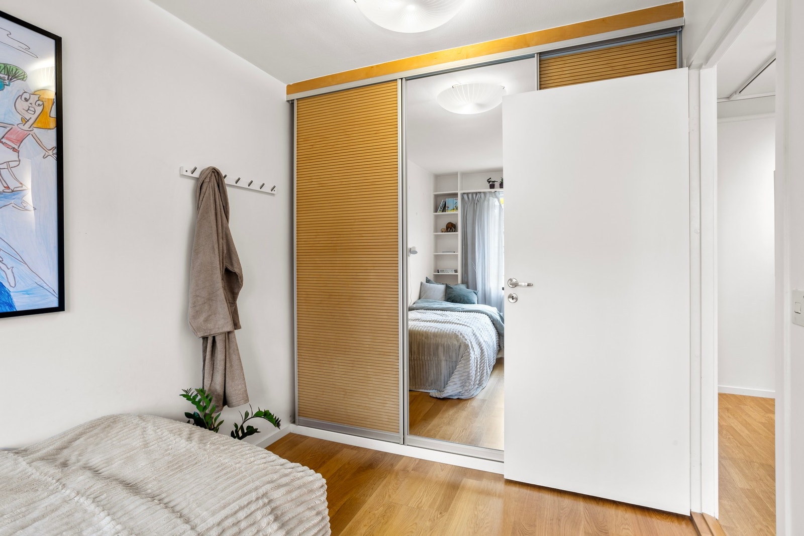 Stor skyvedørsgarderobe på soverom 2. Galleribilde