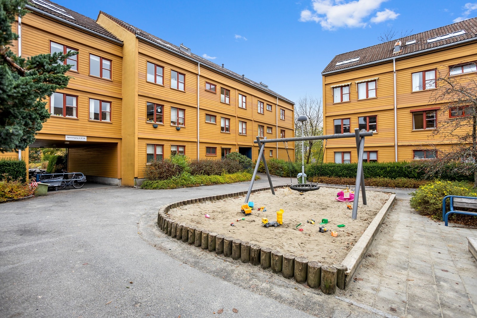 Øvre Silkestrå er et barnevennlig borettslag med store grøntområder, bilfrie tun, flere lekeplasser og hyggelige sittegrupper på området. Galleribilde