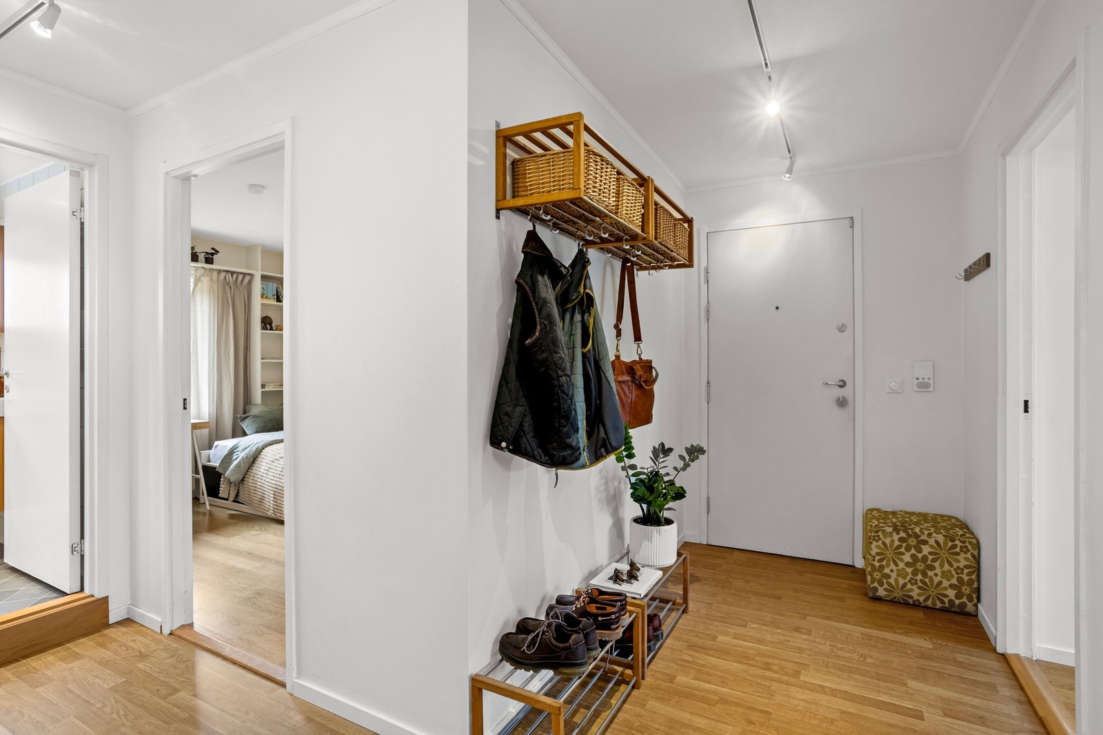 Gang med plass til sko og yttertøy. Galleribilde