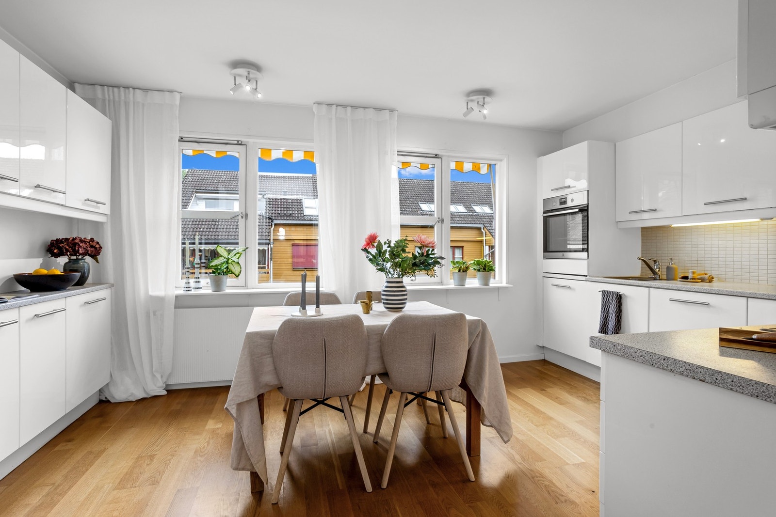 Lyst kjøkken av god størrelse med spiseplass. Galleribilde