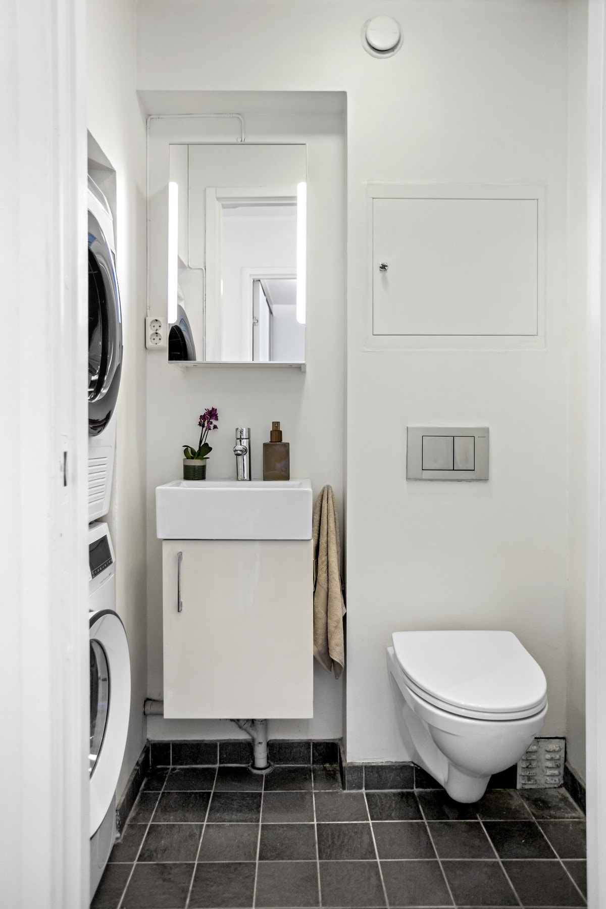 Separat toalett vegg-i-vegg med badet. Galleribilde