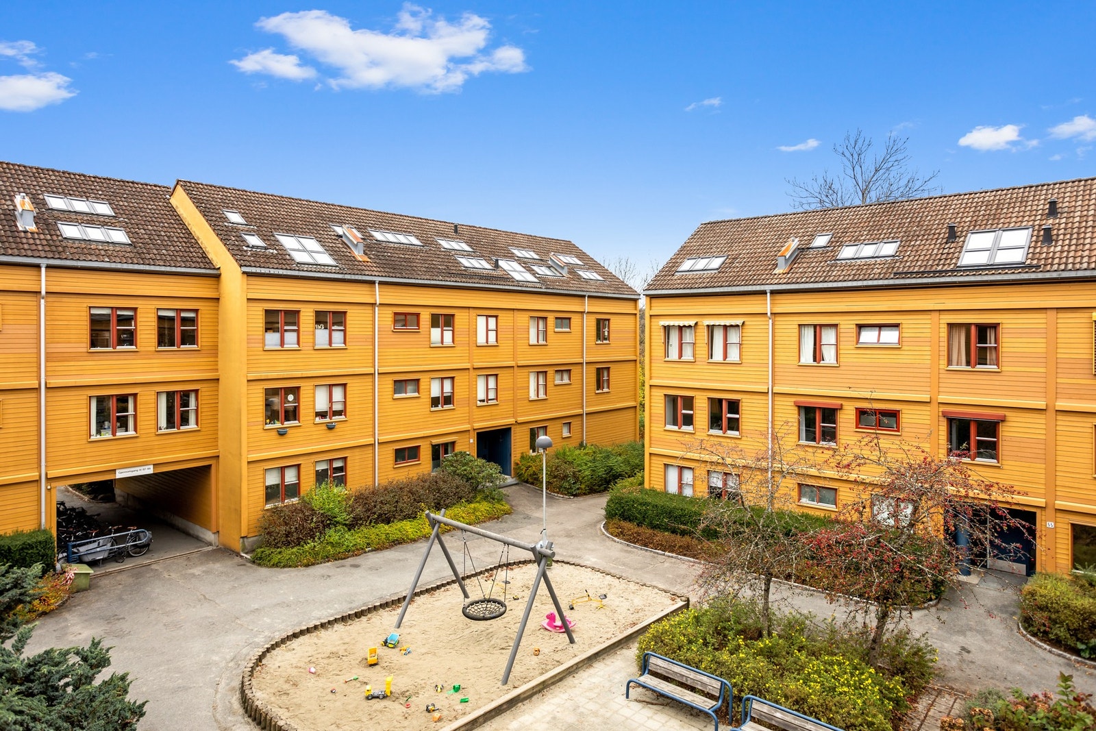 Utsyn til leketunet fra balkongen. Galleribilde