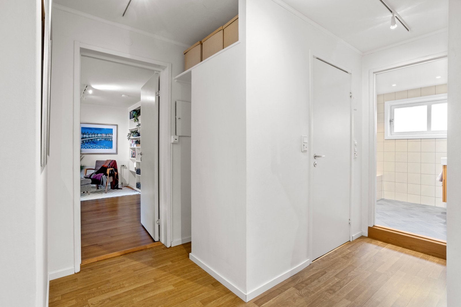 Det er gulvvarme i gang, bad og på toalettrom. Dimmere av nyere dato i alle rom. Galleribilde