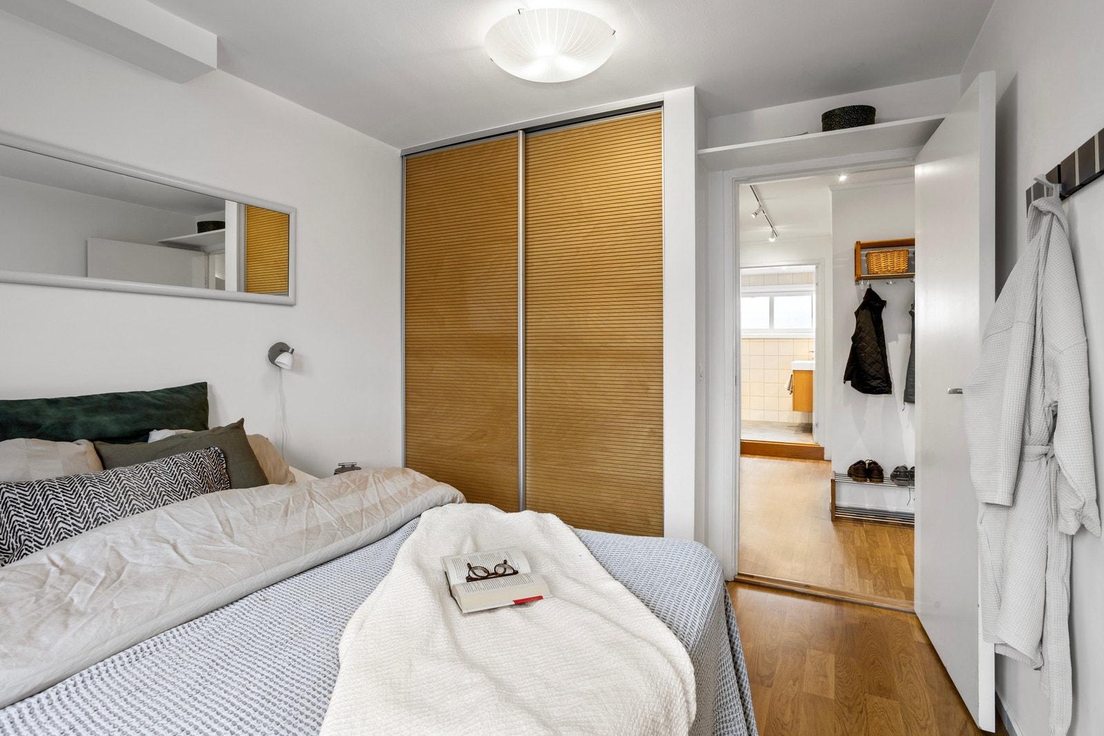 Skyvedørsgarderobe på hovedsoverom. Galleribilde