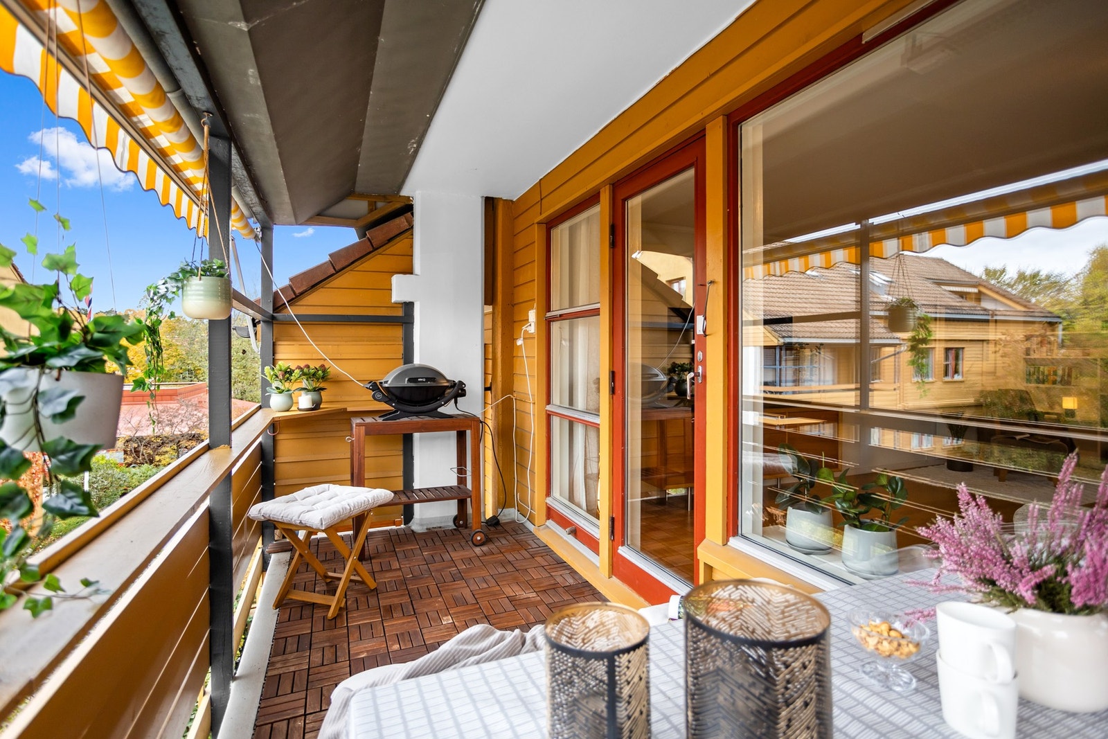 Fra stuen er det utgang til nordvestvendt balkong med sol fra ca. kl 14 til sent på kveld om sommeren. Galleribilde