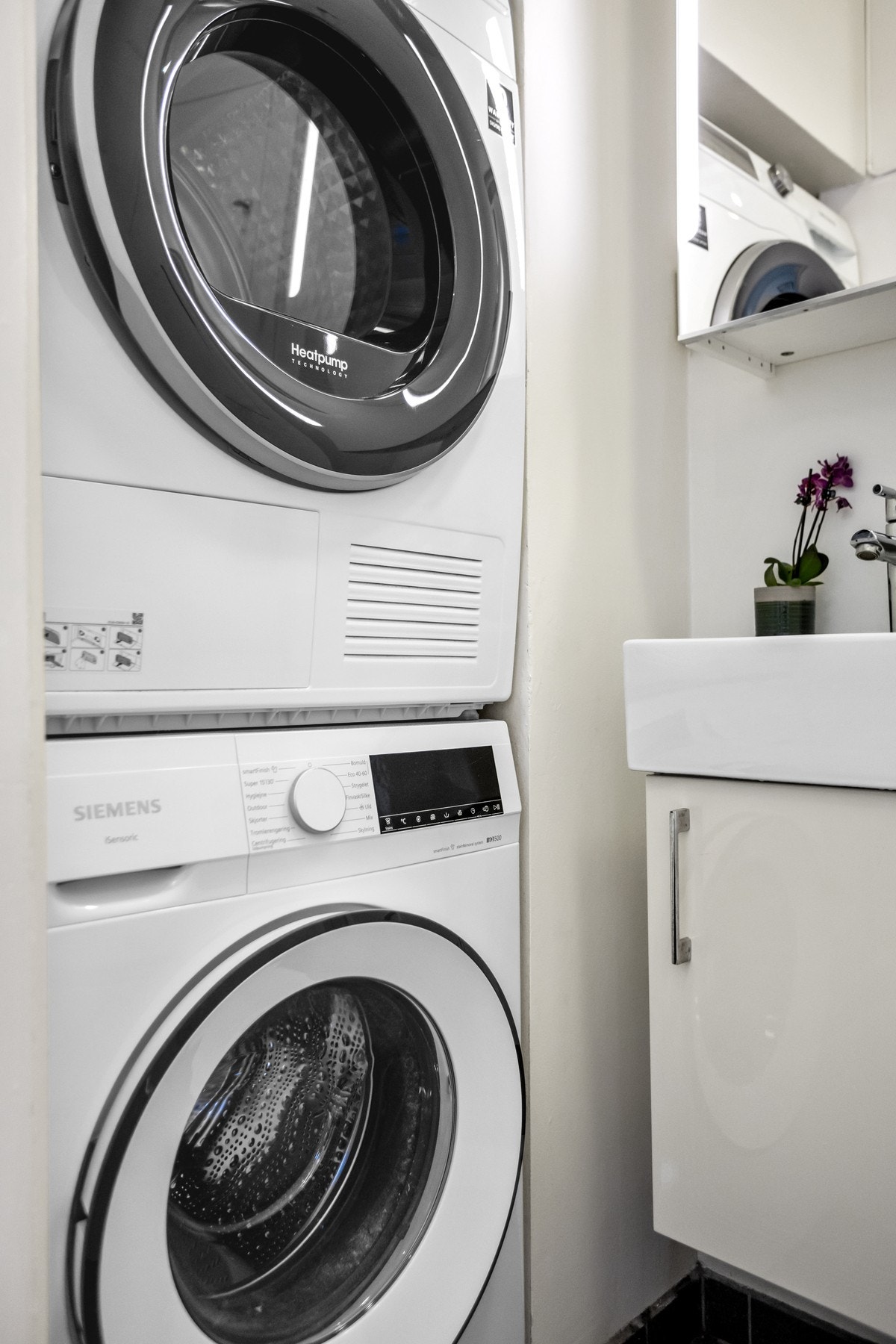 Det er opplegg for vaskemaskin og tørketrommel på badet. Galleribilde