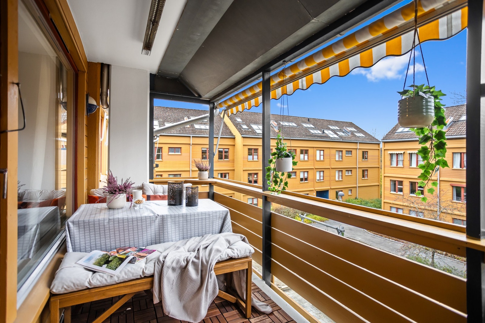 Balkongen er overbygget og kan brukes store deler av året.
Ny terrassevarmer og elektrisk markise. Galleribilde