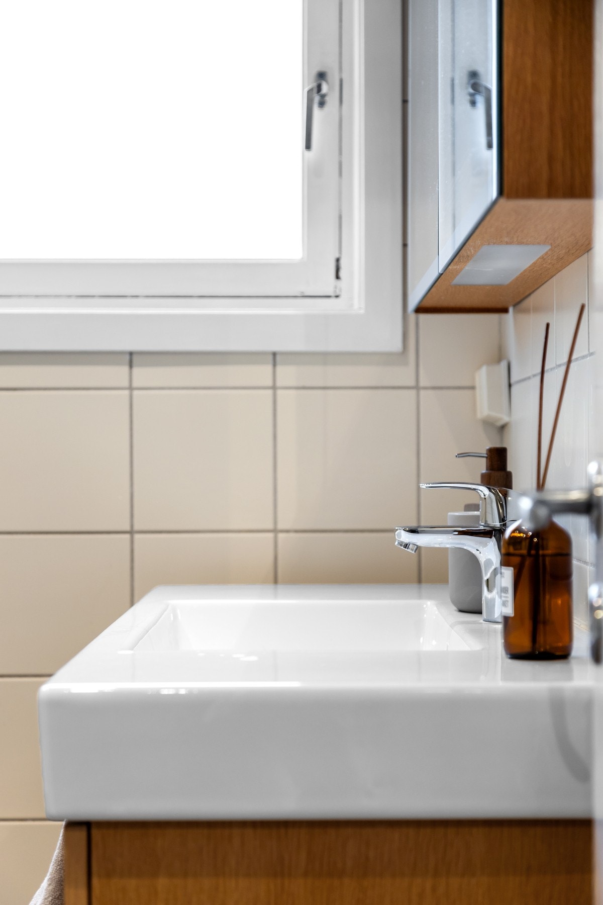 Bad med baderomsmøbel i heltre fra Aspen. Galleribilde