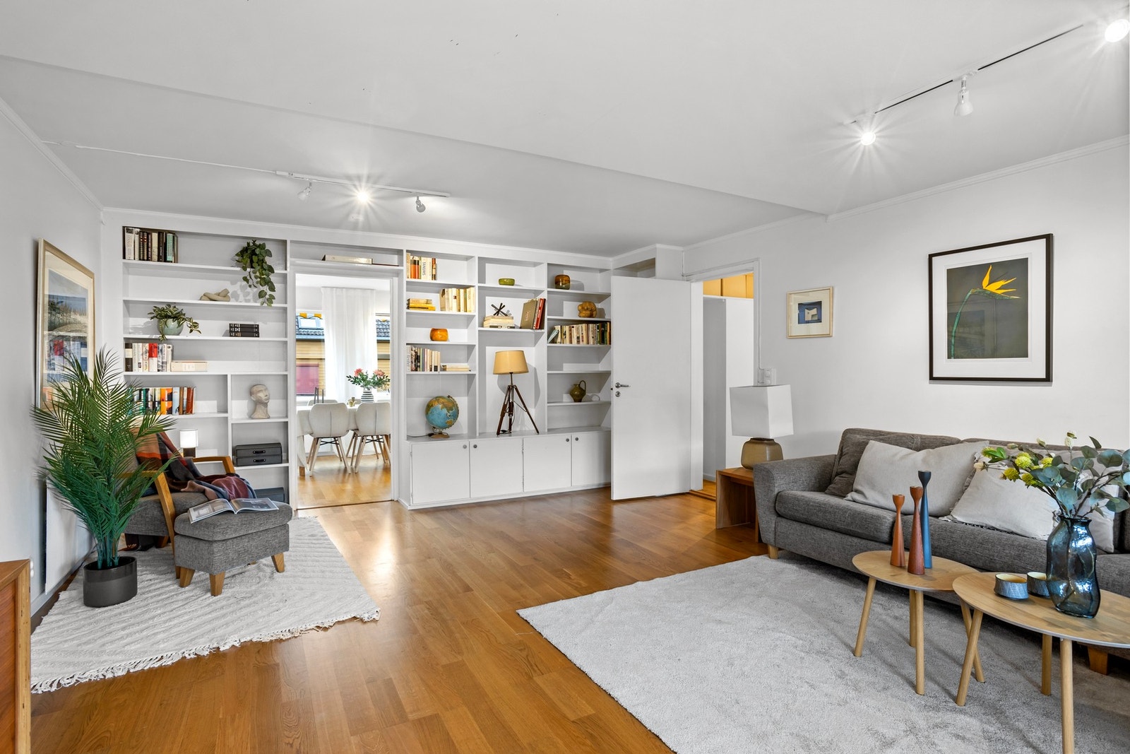 Stue med god plass til hjørnesofa og møbler etter ønske. Galleribilde