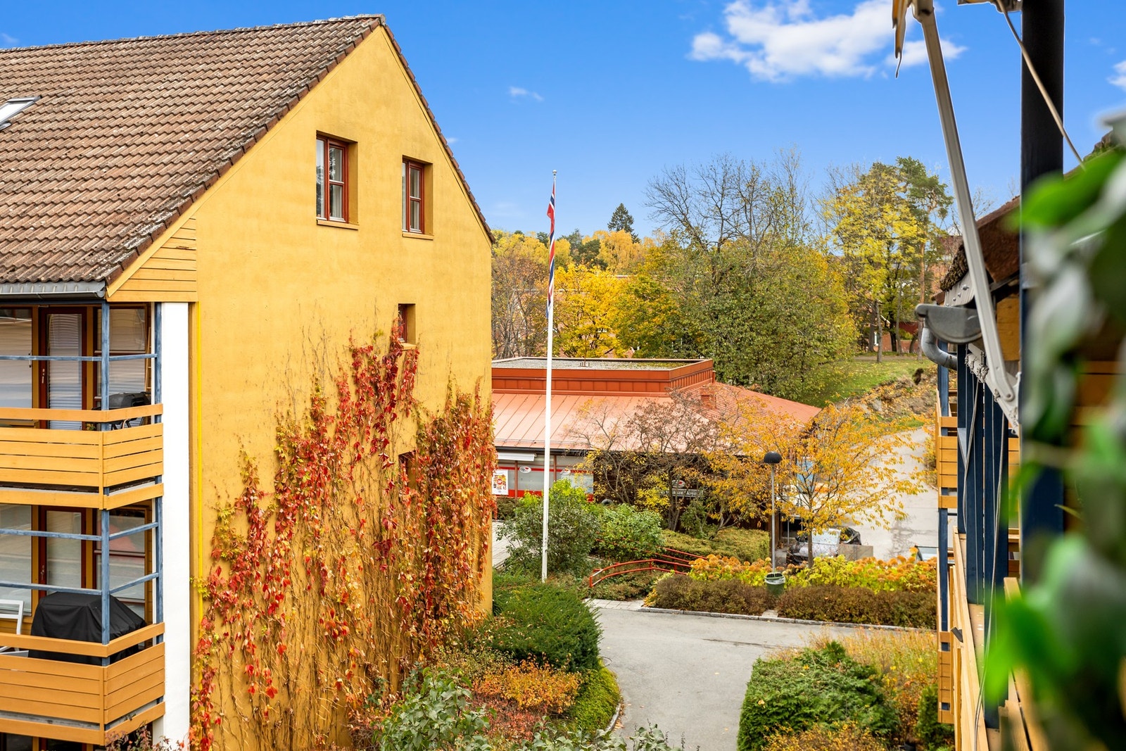 Borettslaget har egen søndagsåpen nærbutikk på området, med et lite lokalt torg.
Her er det årlig julegrantenning m/nisse og korps. Galleribilde