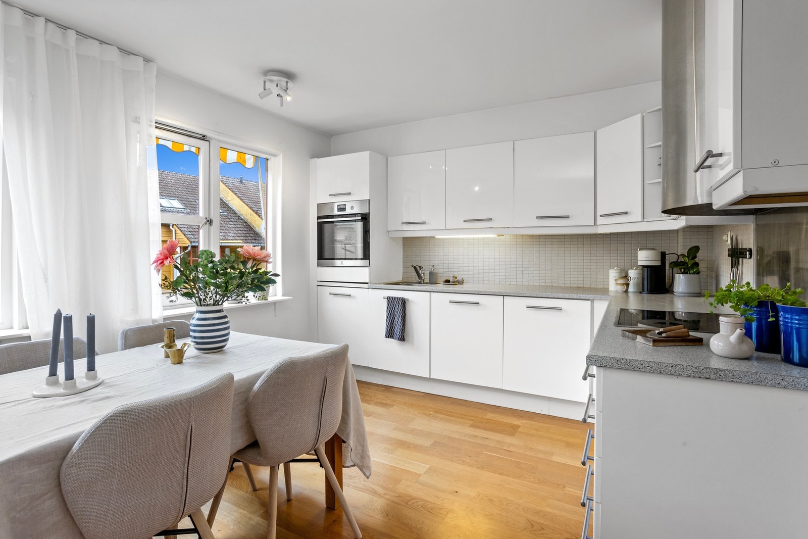 Alle veggene i leiligheten er lyse, slette og lette å male.
Karmer og lister nylig malt. Galleribilde