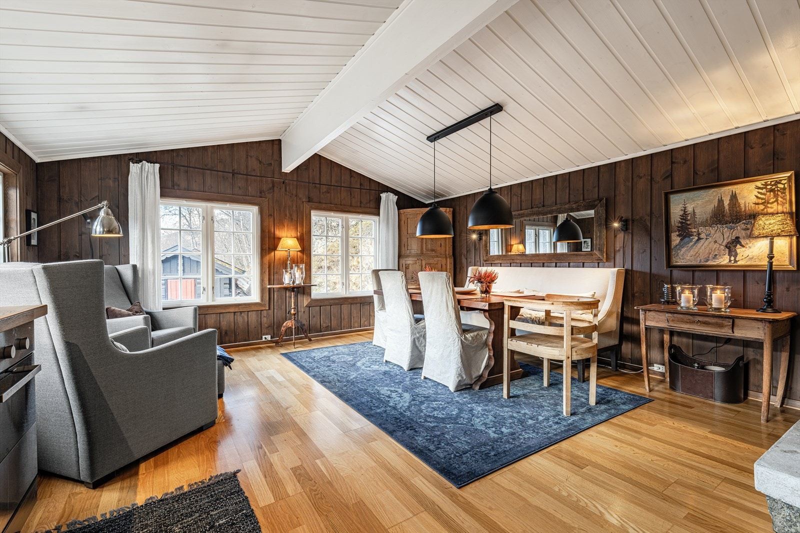 Stue/spisestue med store vindusflater. Galleribilde