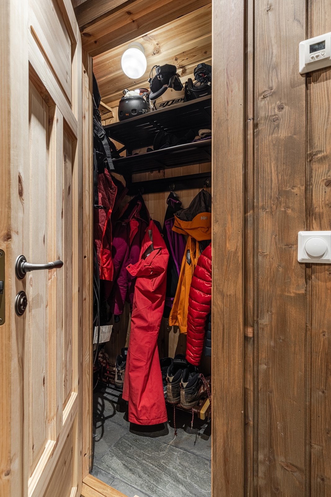 Praktisk garderoberom i gangen. Galleribilde