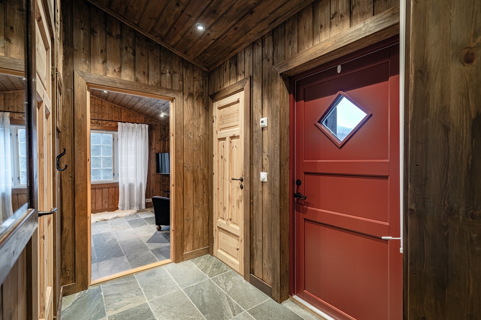 Romslig skiferbelagt gang. Galleribilde