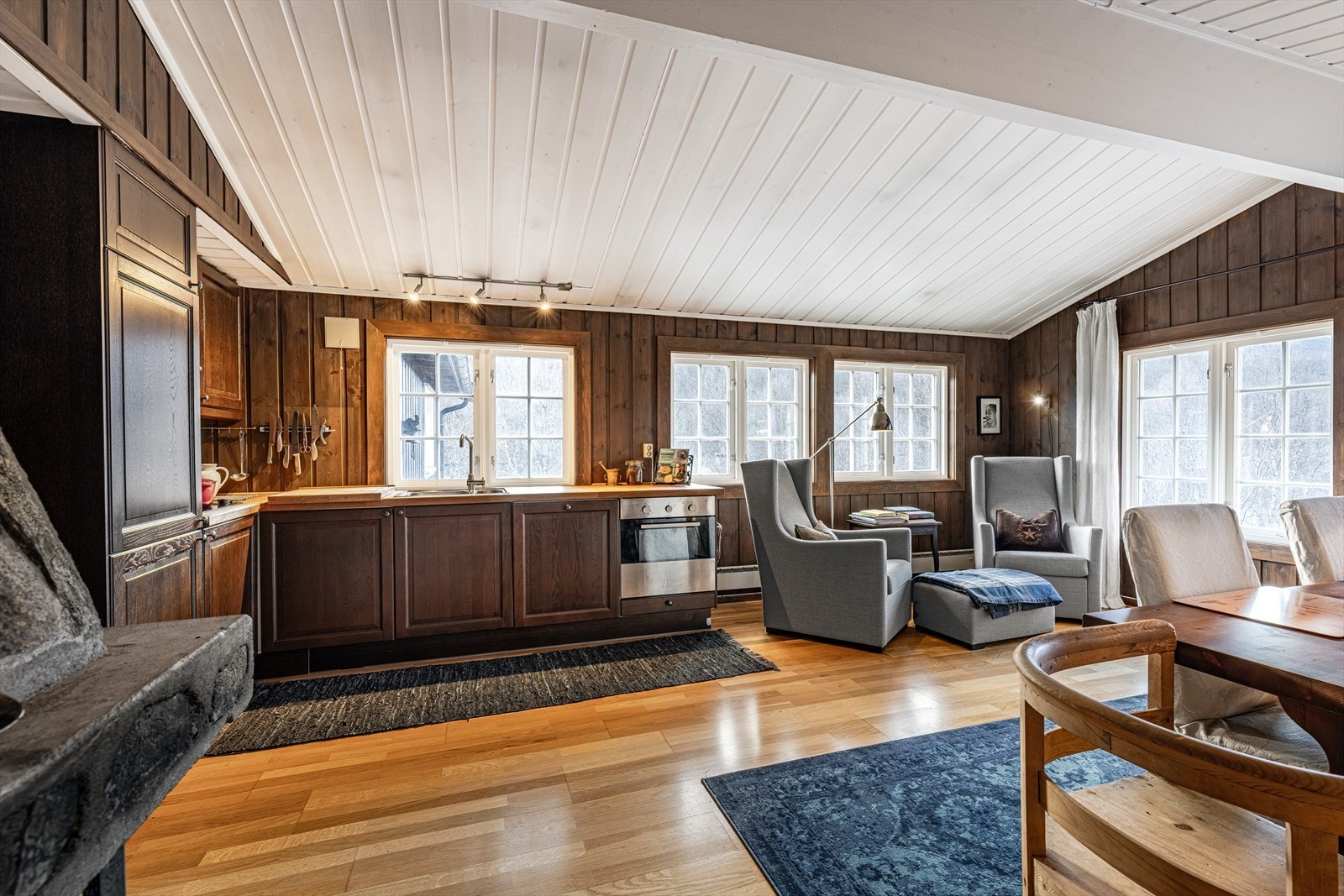 Åpen stue/kjøkkenløsning gir et godt og sosialt allrom. Galleribilde