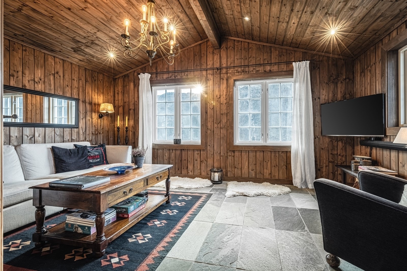 Det er store vindusflater i TV-stuen. Galleribilde