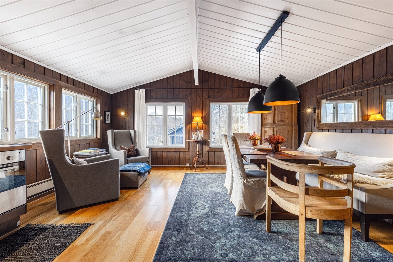 Åpen stue kjøkkenløsning med store vindusflater. Galleribilde