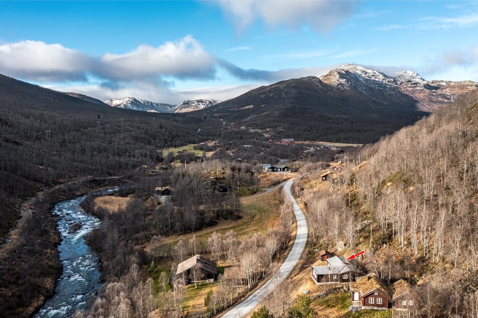 Familievennlig hytte i naturskjønne Grøndalen. Tur -og topptur muligheter rett utenfor døren! Galleribilde