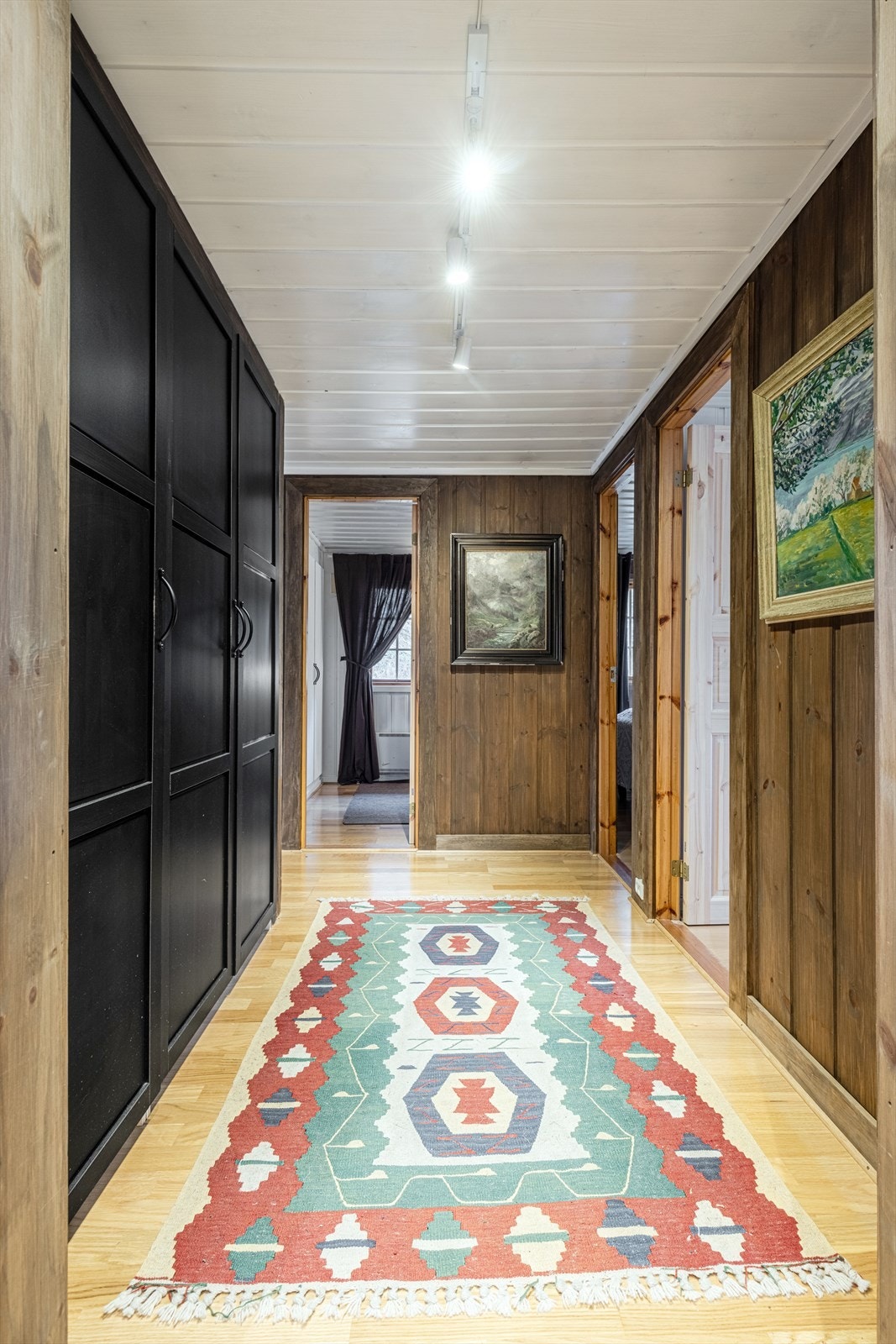 Gang mellom ny og gammel del av hytta. Galleribilde