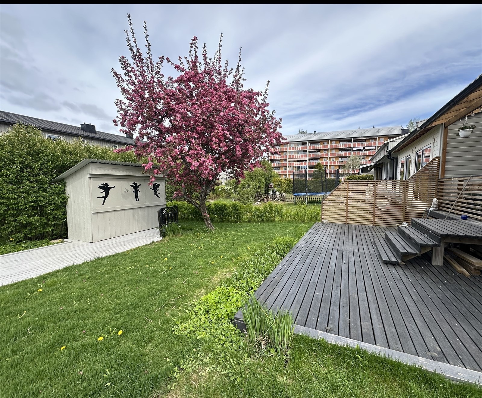 I hagen er det oppført en frittstående bod med platting foran. Galleribilde