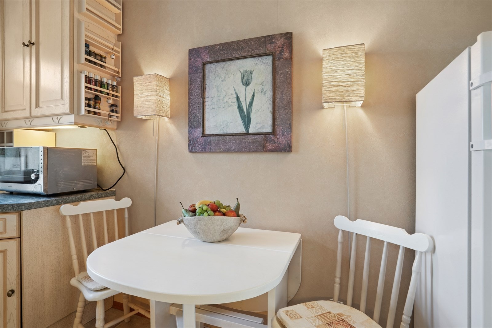 Det er ikke innredning på store deler av veggen mot stuen, hvilket gjør det mulig å rive deler av den ved ønske om åpen løsning. Det er også god plass til spisebord. Galleribilde