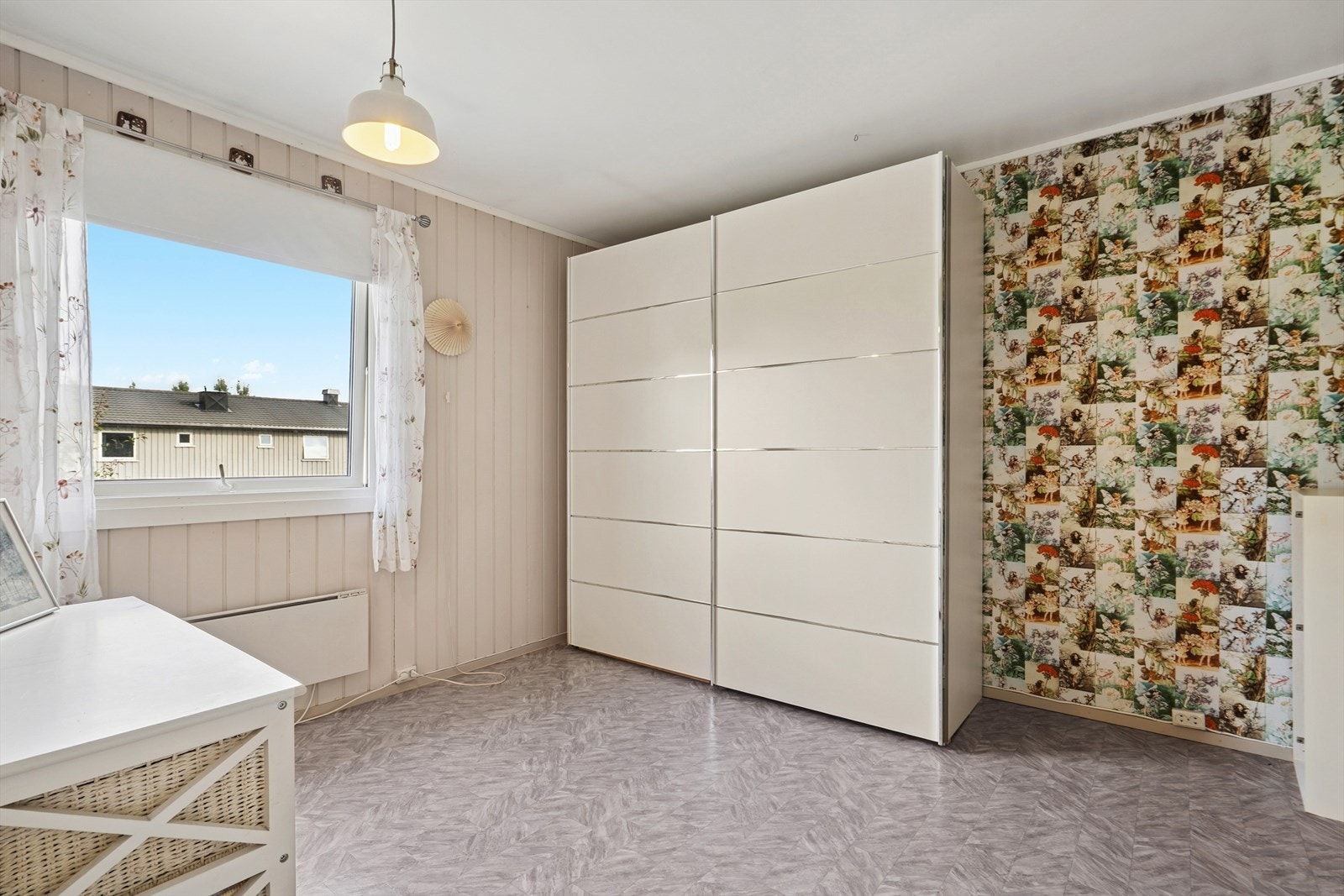 Dette rommet har vindu ut mot hagen. Galleribilde