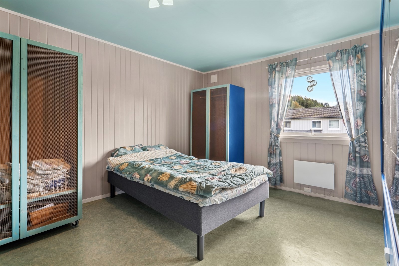 De to andre soverommene har fin størrelse, med god plass til dobbeltseng og garderobeskap. Galleribilde