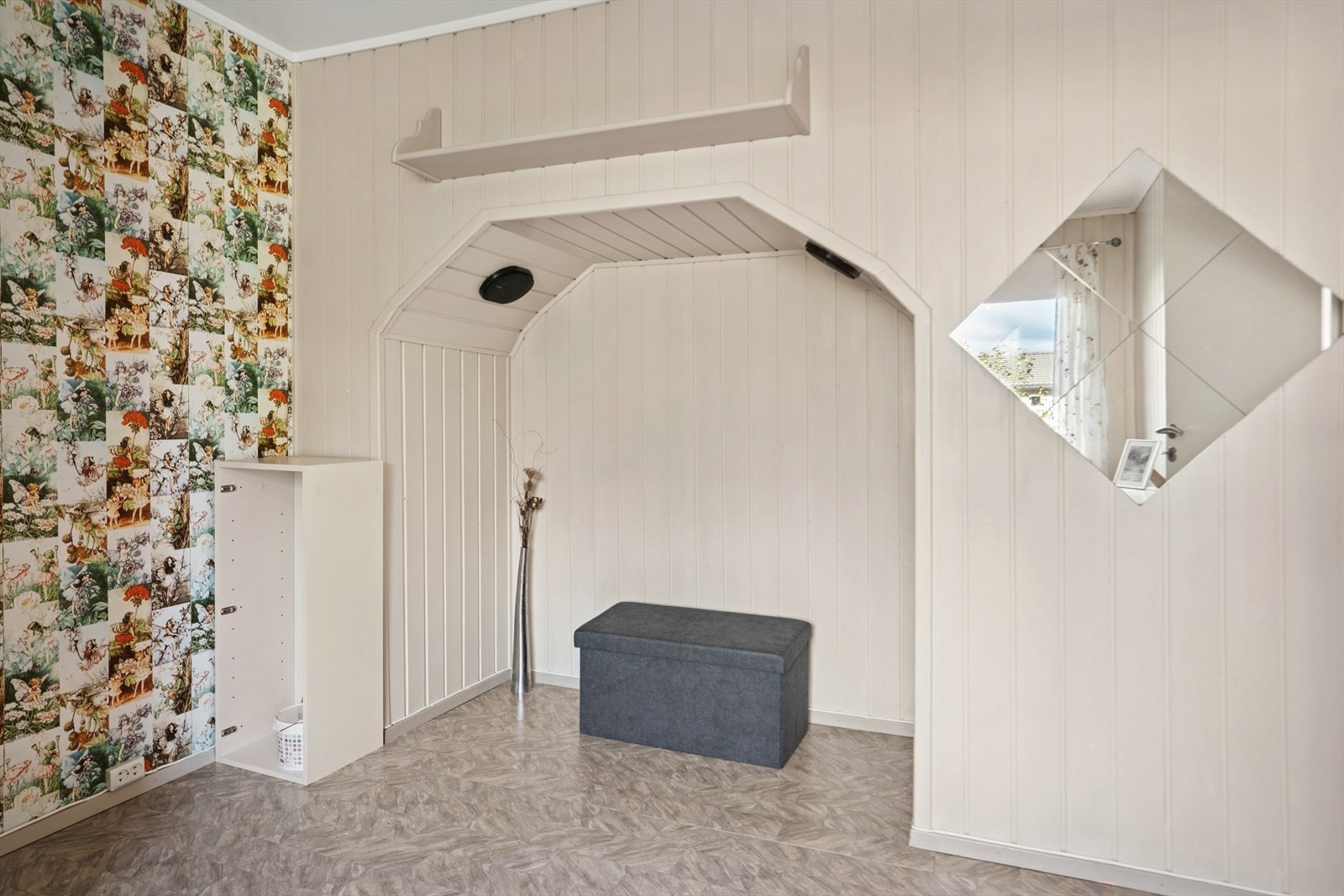 Plassbygget løsning for sofa, seng eller annet møbel. Galleribilde