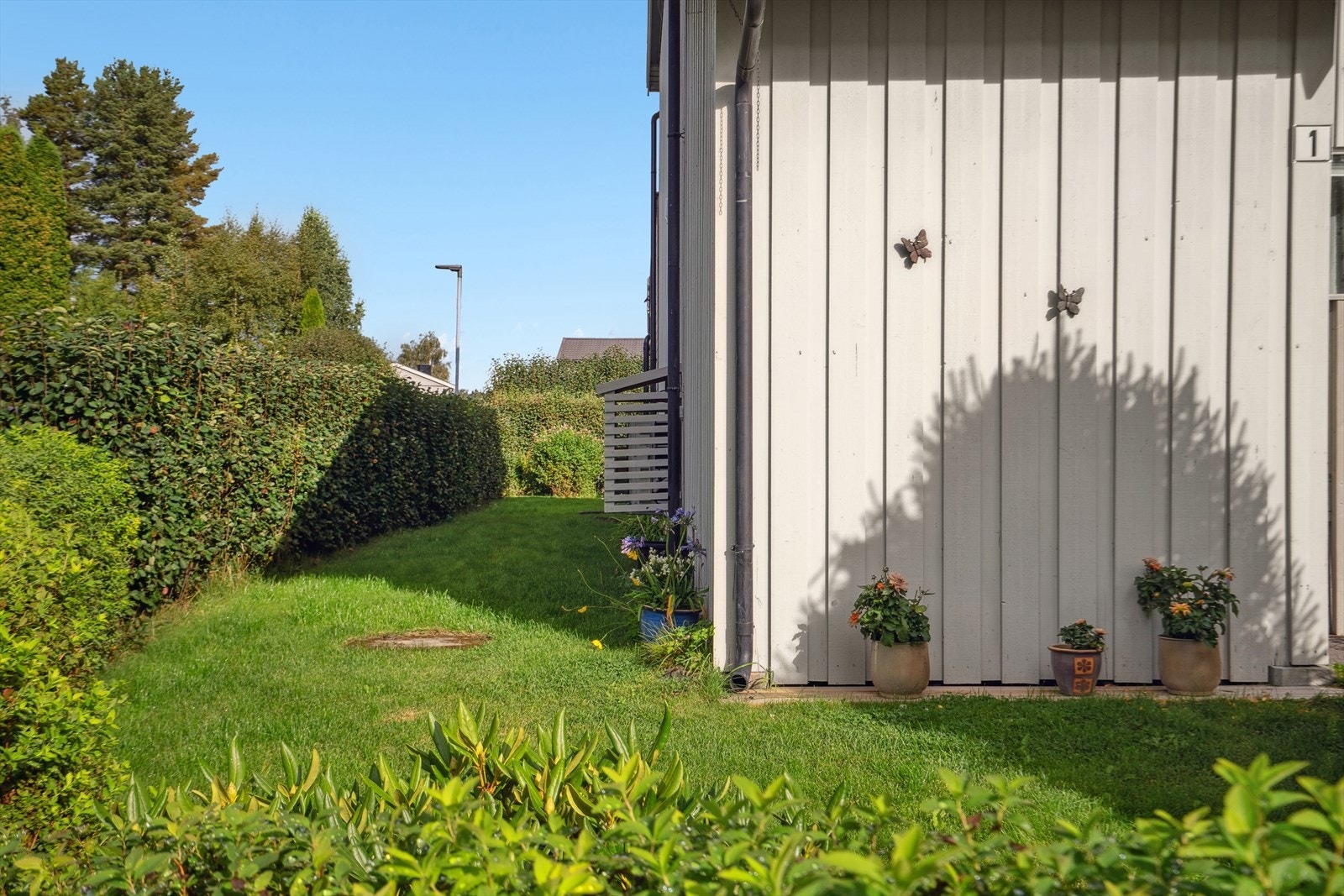Det er hekk rundt helg hagen som skjermer godt mot veien og øvrig bebyggelse. Galleribilde